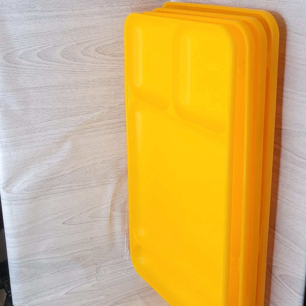 Tupperware Divided Tray Plates Yellow Set of 4  New